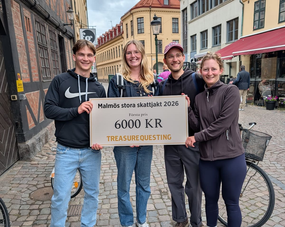 Det vindende hold ved Malmös store skattejagt holder deres TreasureQuesting-pris
